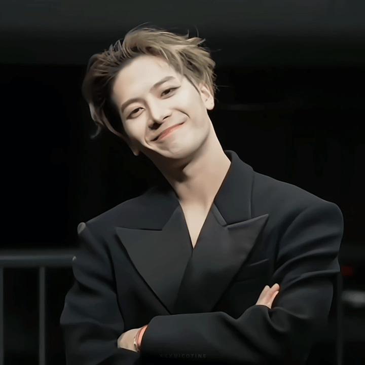 王嘉尔晒腹肌对镜自拍