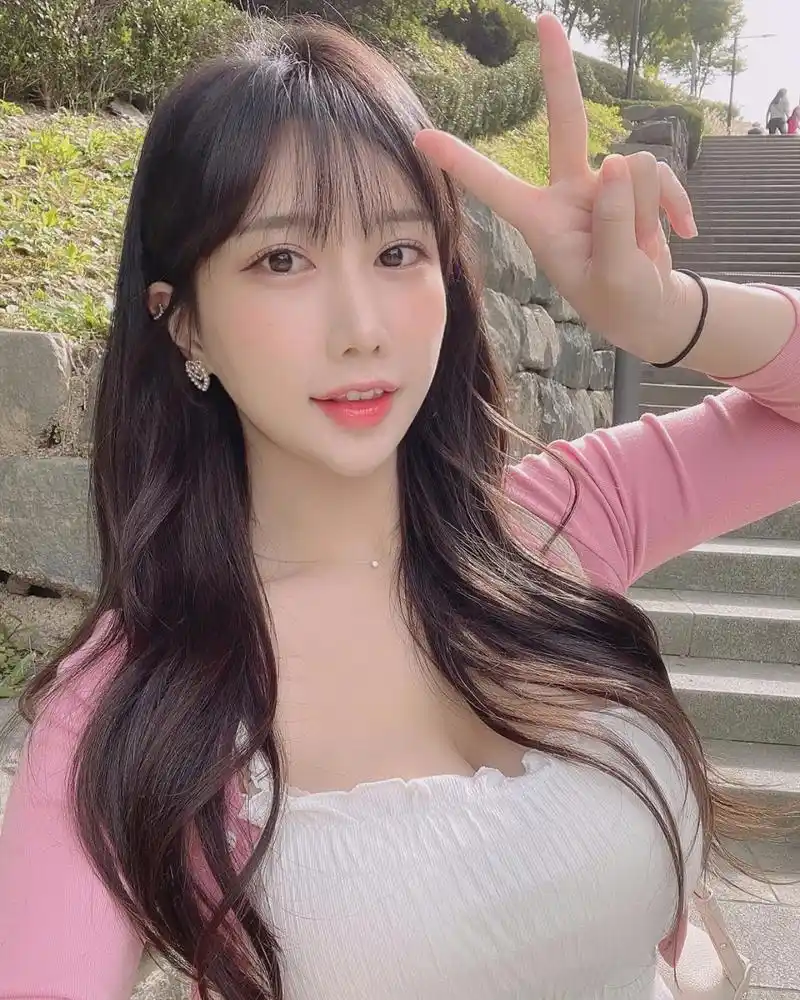 比耶的手势就像是我们给自己的鼓励,让我们在生活的舞台上更加自信