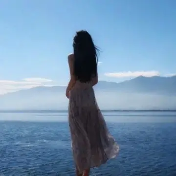 女生面向大海背影头像 - 女生头像 - 潮人个性网