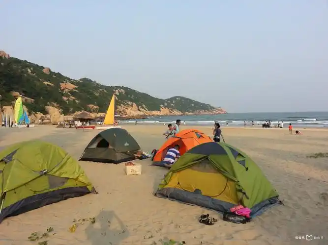 p>珠海飞沙滩,约600米,宽约200米,腹地宽广,植物茂盛.