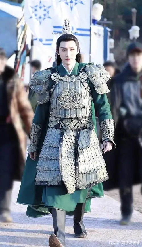 汪铎身高有184cm,这样看着真是风度翩翩,气宇不凡哪!