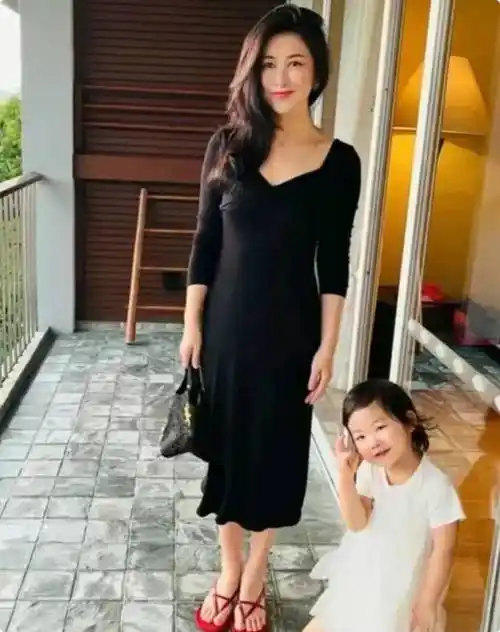 白瞎了母亲的高颜值基因,朱珠女儿亮相,眉眼与爸爸如粘贴复制_珠宝