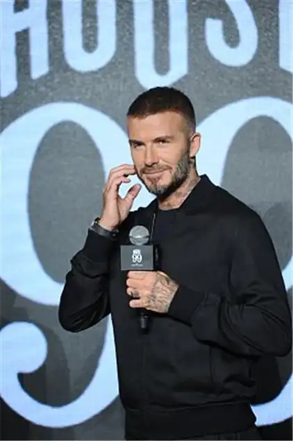 43岁小贝寸头 络腮胡新造型man爆 全黑look尽显成熟有型