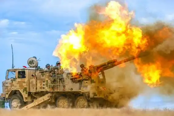 镜头下的火炮开火瞬间