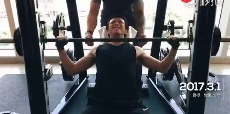 而努力肉眼可见,看看邓超收获的肌肉线条分明,腹肌胸肌人鱼线身材十分