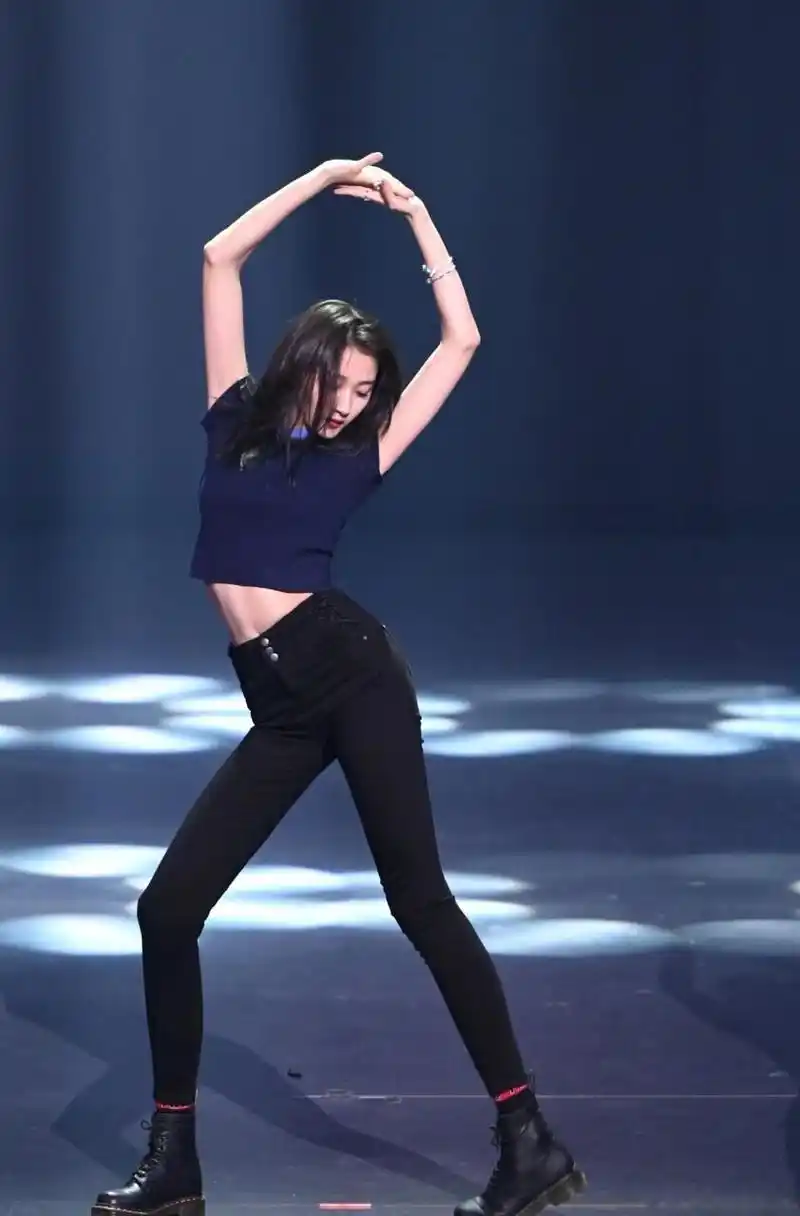 22岁关晓彤跳团舞,动作奔放身体扭成s型,怎么看都不像22岁