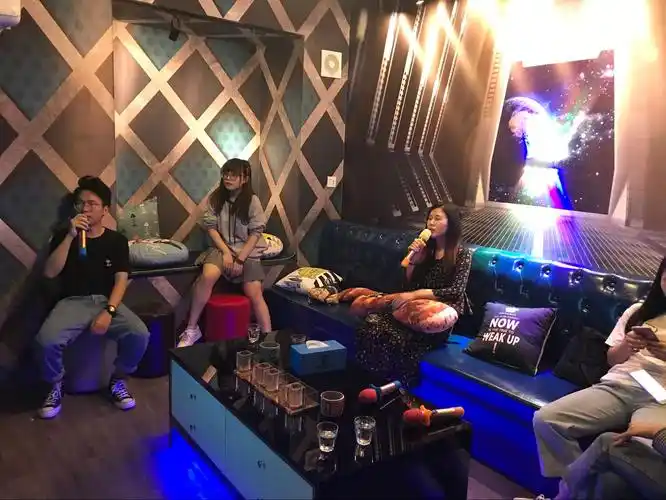 ktv唱歌vr体验班级合照午饭聚餐