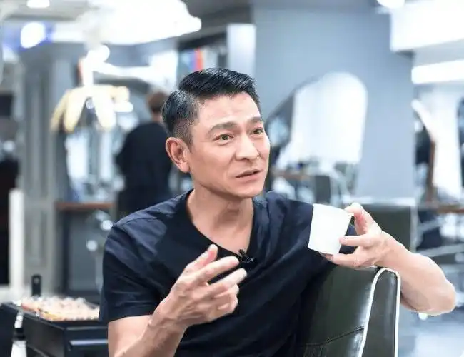 刘德华现身薇娅直播间,59岁状态似小伙,网友:吃了防腐剂_电影_天王