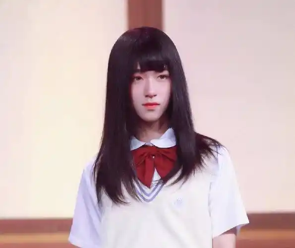 16岁贺峻霖愿赌服输穿jk,看到他短裙下的腿,这是上帝捏的?