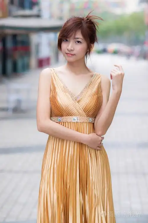 美丽的长裙子的魅力中国女人