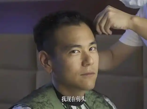 他饰演的二郎不仅有寸头糙汉的形象,同时能将底层边缘人演的自然融洽