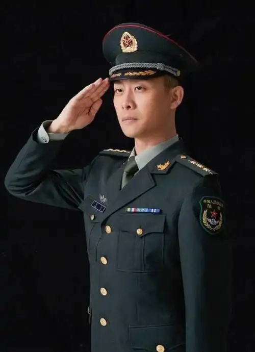张一山写道:"祝中国人民解放军生日快乐",晒出的军装剧照英姿飒爽