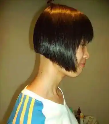 女生齐刘海掏空短发发型,将脸颊上的头发做成碎发,后脑头发剪短直