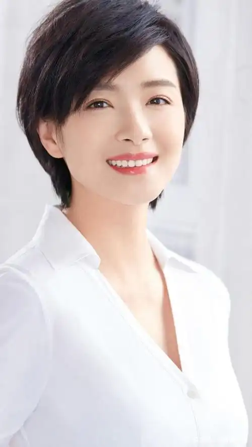 万茜时尚气质写真照,春风十里,都不如你的美