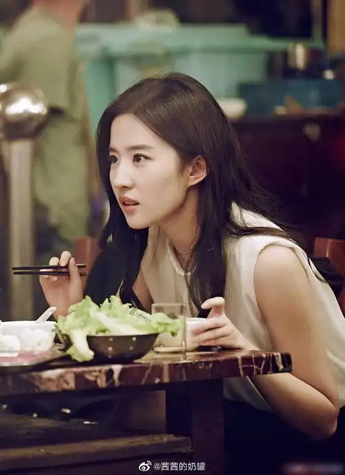 第三种爱情刘亦菲最美的现代装女性的柔美和刚毅尽显无疑