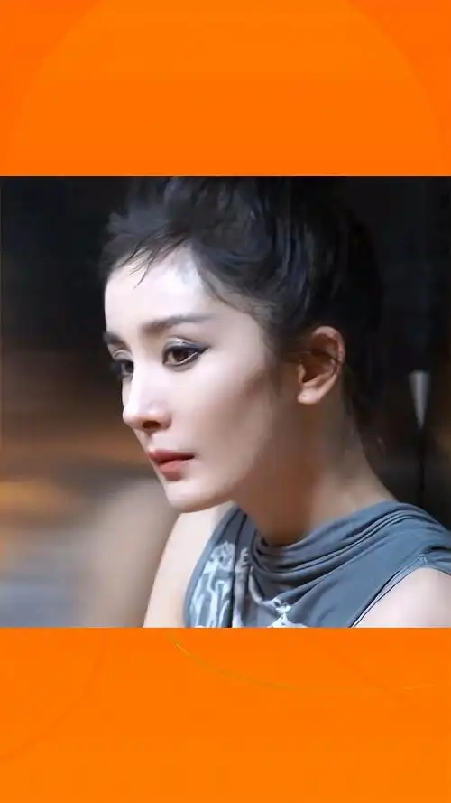 杨幂现在瘦得脸颊没有一点肉了,侧脸颧骨很高,女强人气质十足-度小视