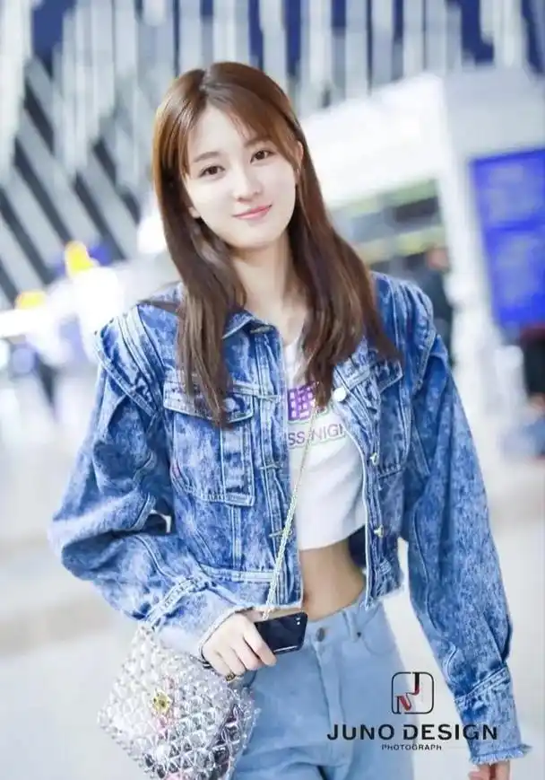 乖乖女乔欣,一身牛仔造型,清新可人.乖乖女乔欣,一身牛仔穿出 - 抖音