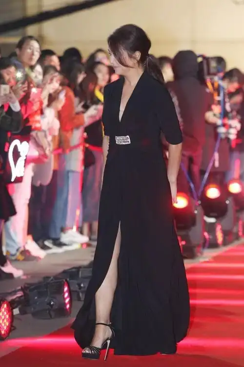 55岁的江珊身材维持得很好穿v领小黑裙身材曲线惹人羡