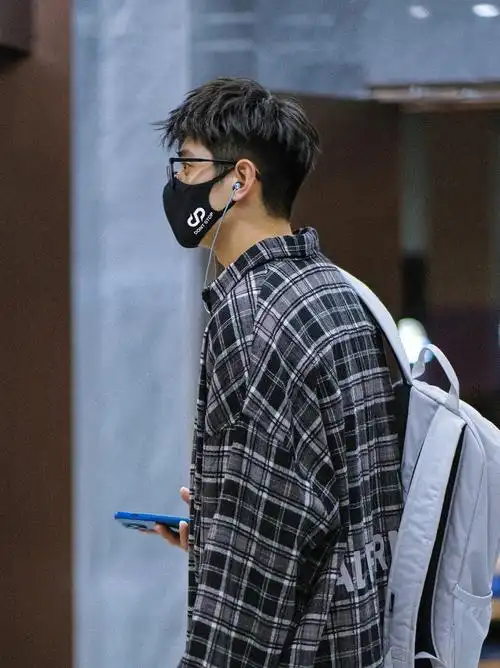 切记不能推光 不然你就会得到一个锅盖头发型后脑勺一定要饱满立体 一