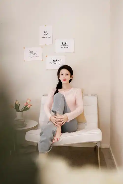 拍四宫格#粉色针织上衣搭配蓝色牛仔裤,清新软萌的甜妹~@陈瑶sebrina