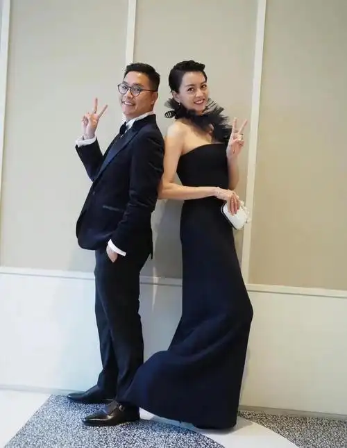 梁咏琪之所以在合照中格外突出,除了自己的裙装造型更加简约大气|裙摆