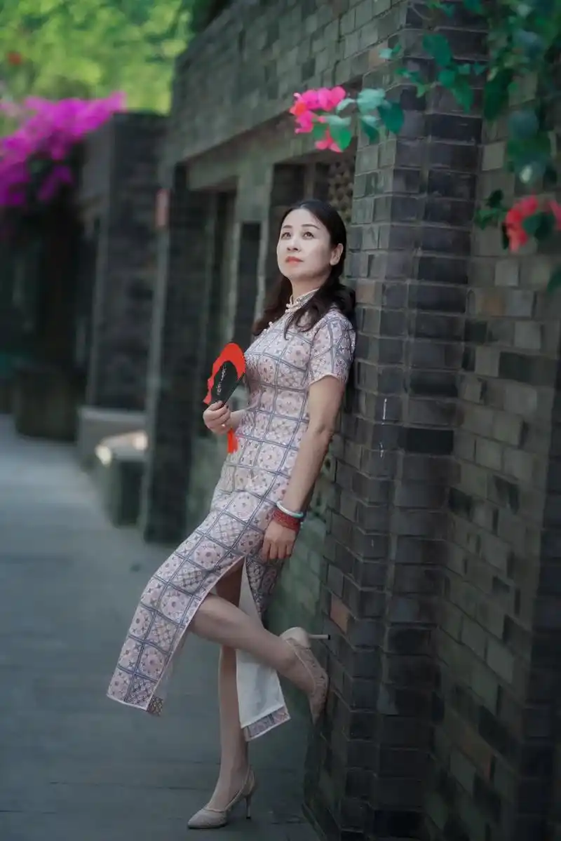 #旗袍秀一秀女子好温柔 #每一张照片都是满满的回忆和足迹 - 抖音