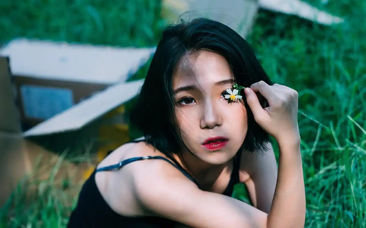 个性短发美女户外意境美写真壁纸