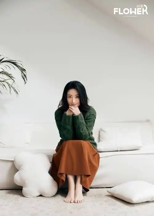 徐百慧杂志大片曝光 温柔优雅尽显多样魅力