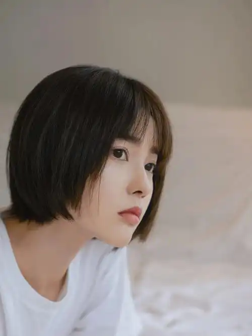 日系短发女孩在房间怎么拍