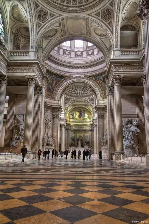 这座矗立在罗马市中心的宏伟建筑,是欧洲宗教文化的象征,也是全球基督