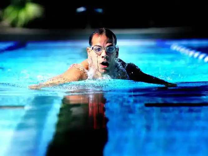 描述: 男子游泳-体育运动高清壁纸 当前壁纸尺寸: 1280 x 960