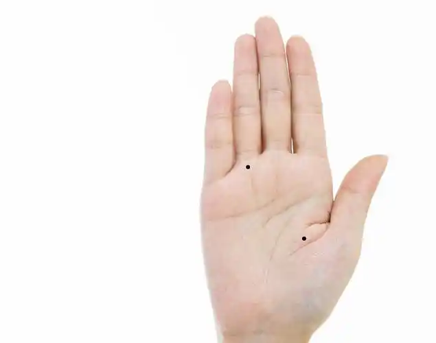 痣相图解:掌中有痣会孤独一生吗男人手掌有痣代表——心思缜密以相学