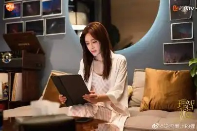 秦岚吴谨言谭卓合影# 既然热搜了,那就来看看秦岚的理智派生活吧