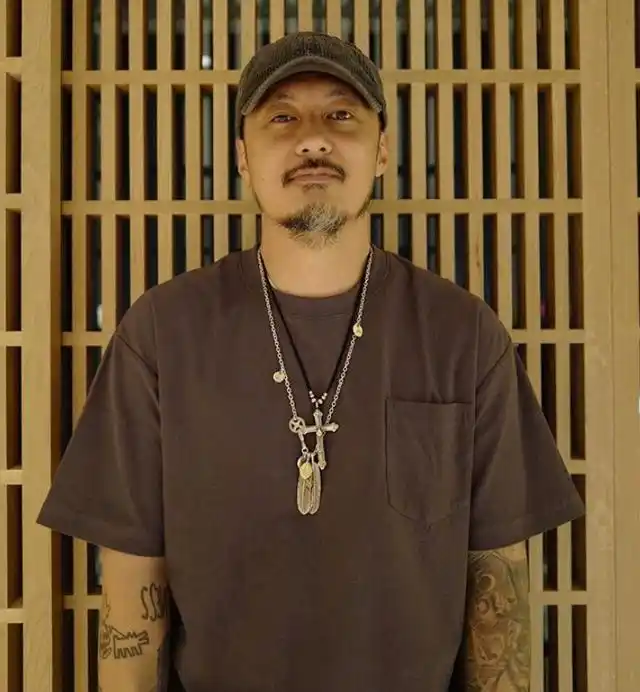 原创余文乐要胖成啥样?脸肿得根本认不出,妻子挺二胎孕肚四肢却纤细