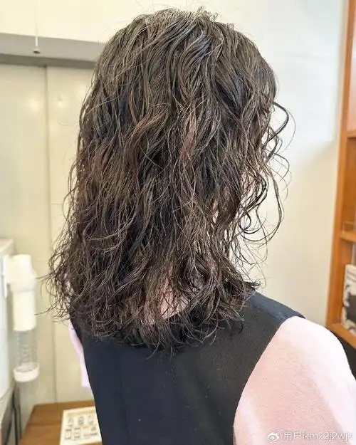 女人头发少,发型就选全头烫,蓬松时尚,尽显洋气风范|发型|烫发|头发