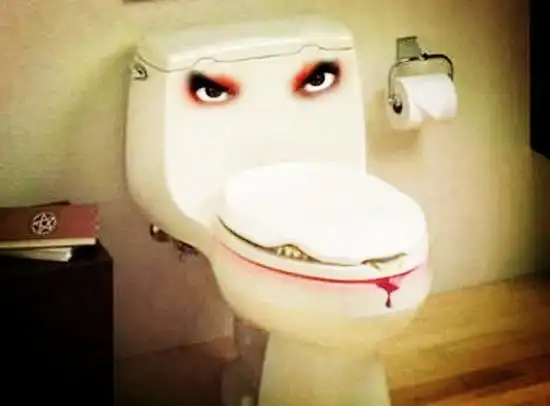 10/17 世界上最古怪的马桶 人脸马桶,有没有被哪只大舌头吓到?