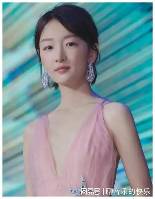 岁月如梭,随着年龄的增长,周冬雨也逐渐意识到,她需要为自己的演艺