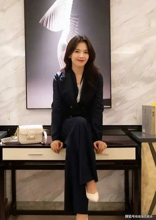 刘涛秋季穿搭都好看,知性中透着温柔,喜欢她那份从容自信的笑容_灰色