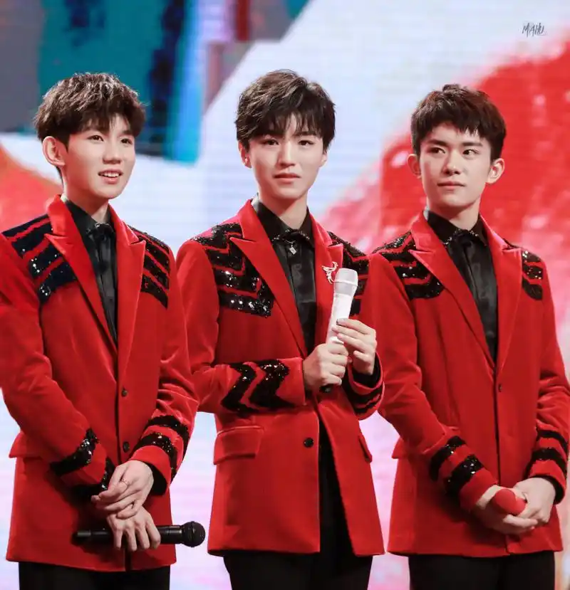 tfboys应该是"养成系"最早期也是最成功的代表,从十岁到二十岁,三位