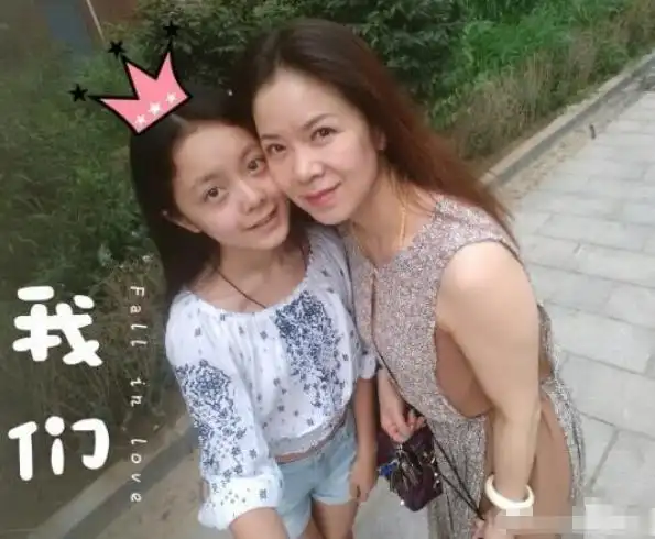 赵今麦怪不得这么漂亮,看到妈妈照片后:年轻二十岁出道没问题