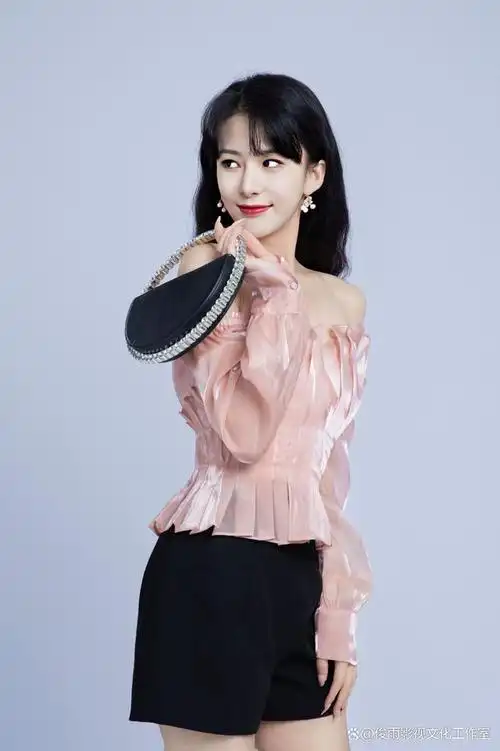 5月13日,由俊雨影视文化工作室曝出,杨晨璐身穿露肩粉色长纱裙,双手
