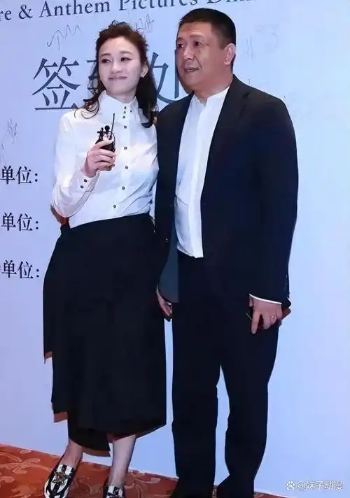 李小冉携54岁富豪老公出席晚宴,她穿衬衫如少女,老公老得像爸