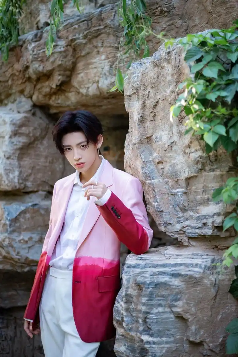 陈立农,小鬼央视端午晚会造型图公开 清纯小陈总与红霞小王子各显风采