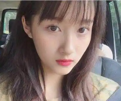 关晓彤新发型少女感十足,网友:之前是得罪造型师了?_活动_吐槽_大学生