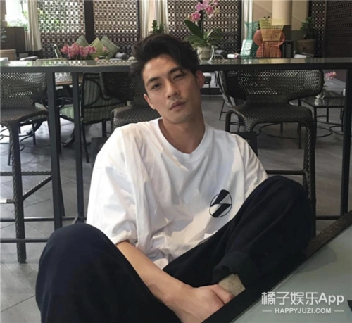 叫elroy石正祥,来自新加坡,是个富二代.