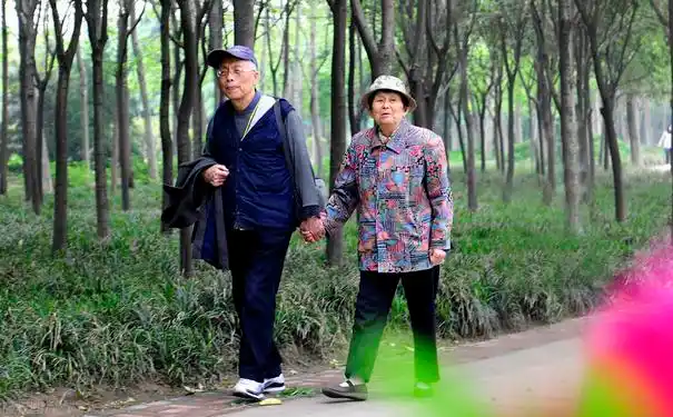 看到别人夫妻在朋友圈发的合影照片,如何赞美这对恩爱的夫妻呢,一起来