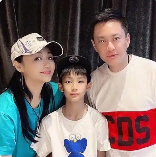 曹颖晒全家福为老公庆生,因逢七七事变84周年被批,她无奈回应