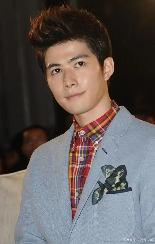 那些割过双眼皮的男明星,颜值升高不说,做得十分自然