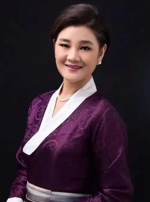 歌手降央卓玛因丈夫高颜值疯狂倒追婚后产3子如今幸福美满