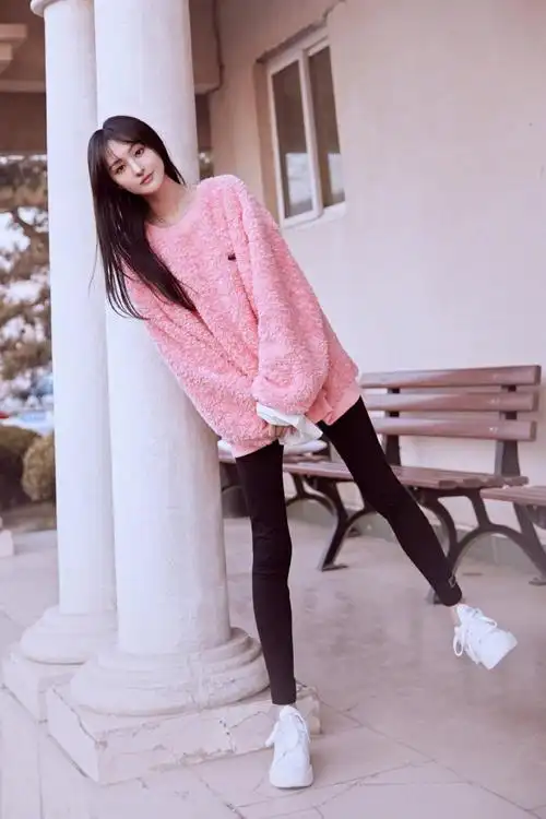 郑爽有张初恋脸,私服穿搭时尚洋气甜度爆表,身材苗条筷子腿吸睛